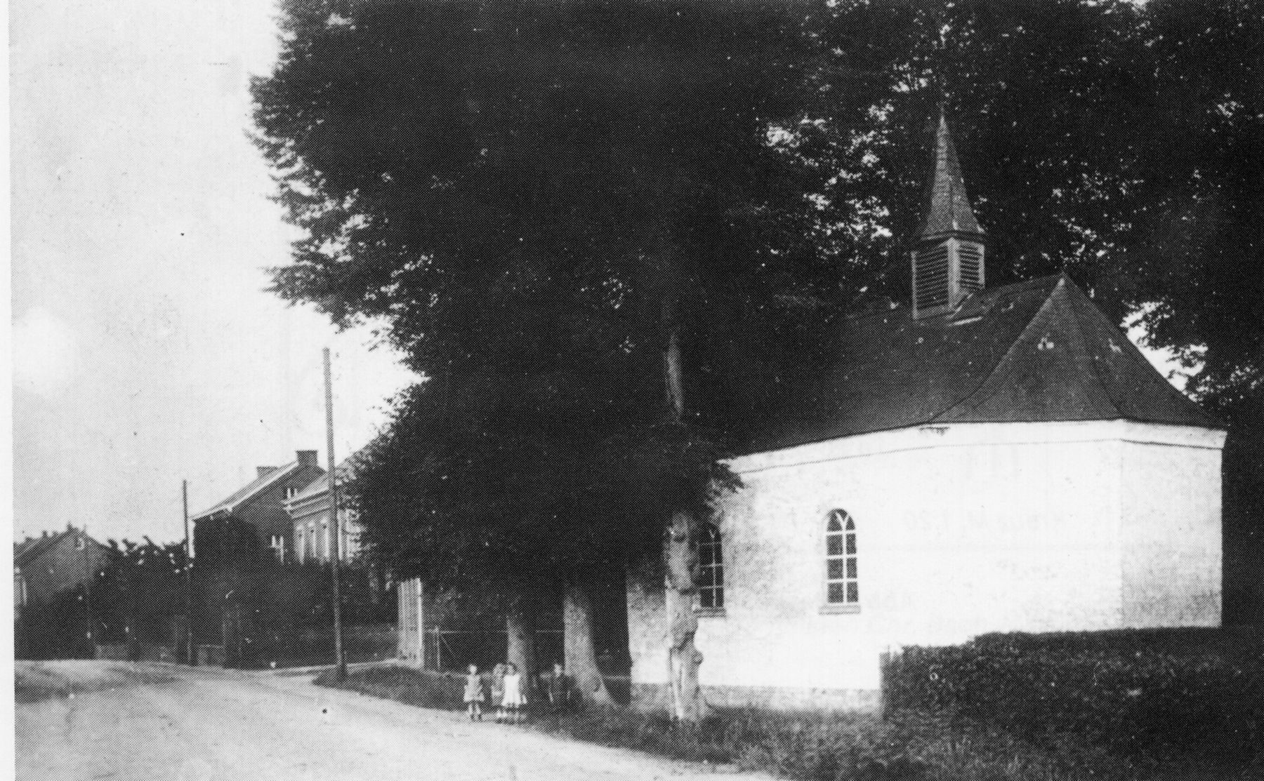 5.39 Rochus-Kapelle unter Bäumen