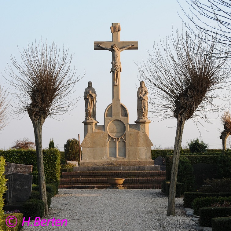 Friedhofkreuz Oberamern 16x16