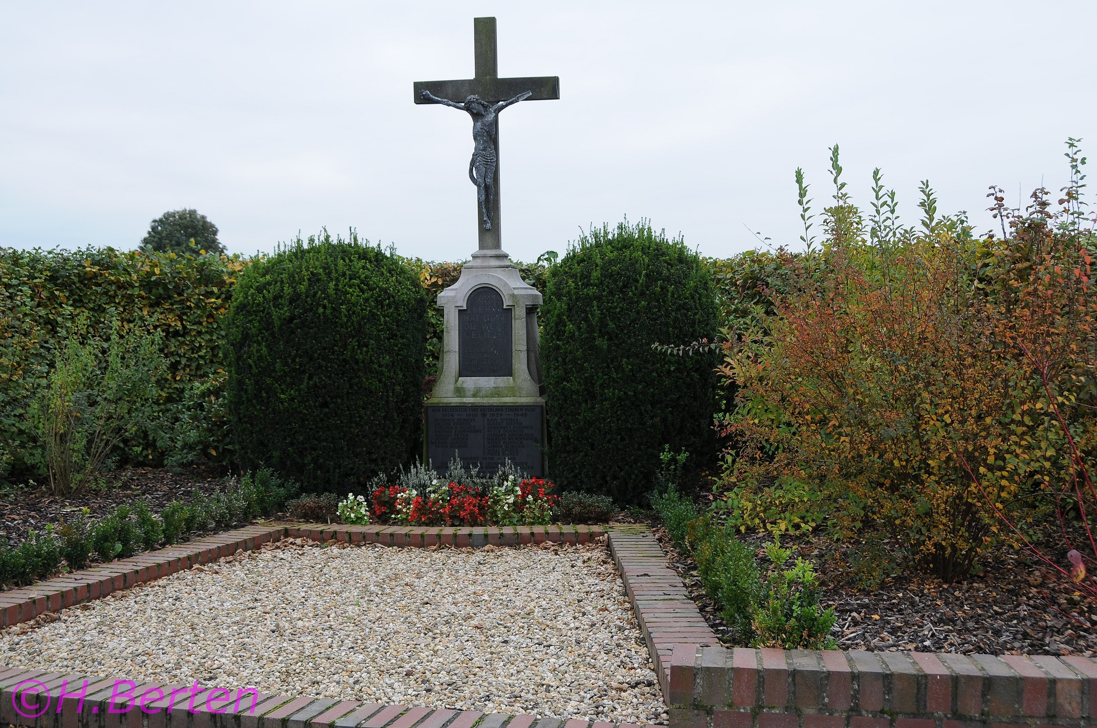 Kriegerdenkmal End