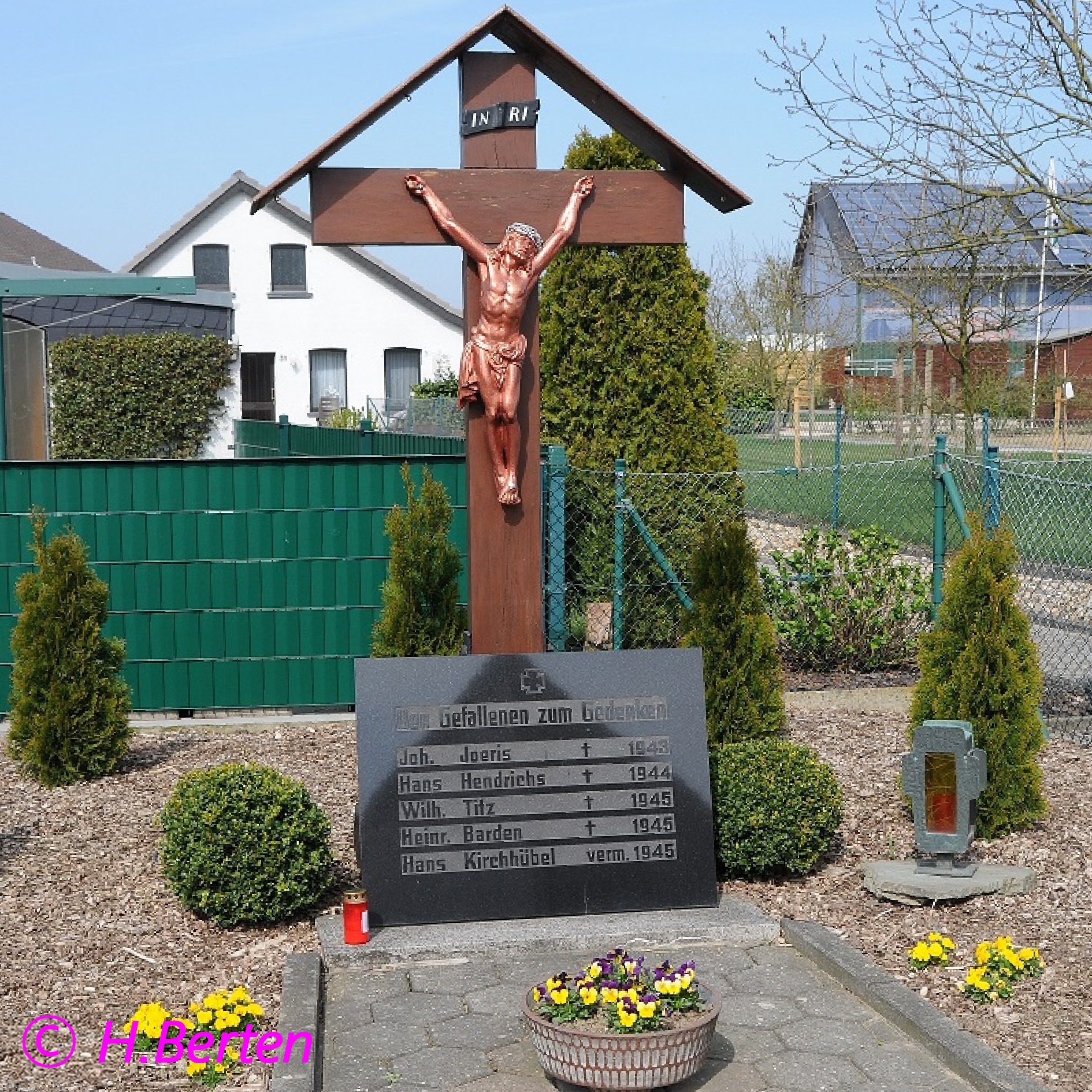 Kriegerdenkmal Eschenrath 16x16