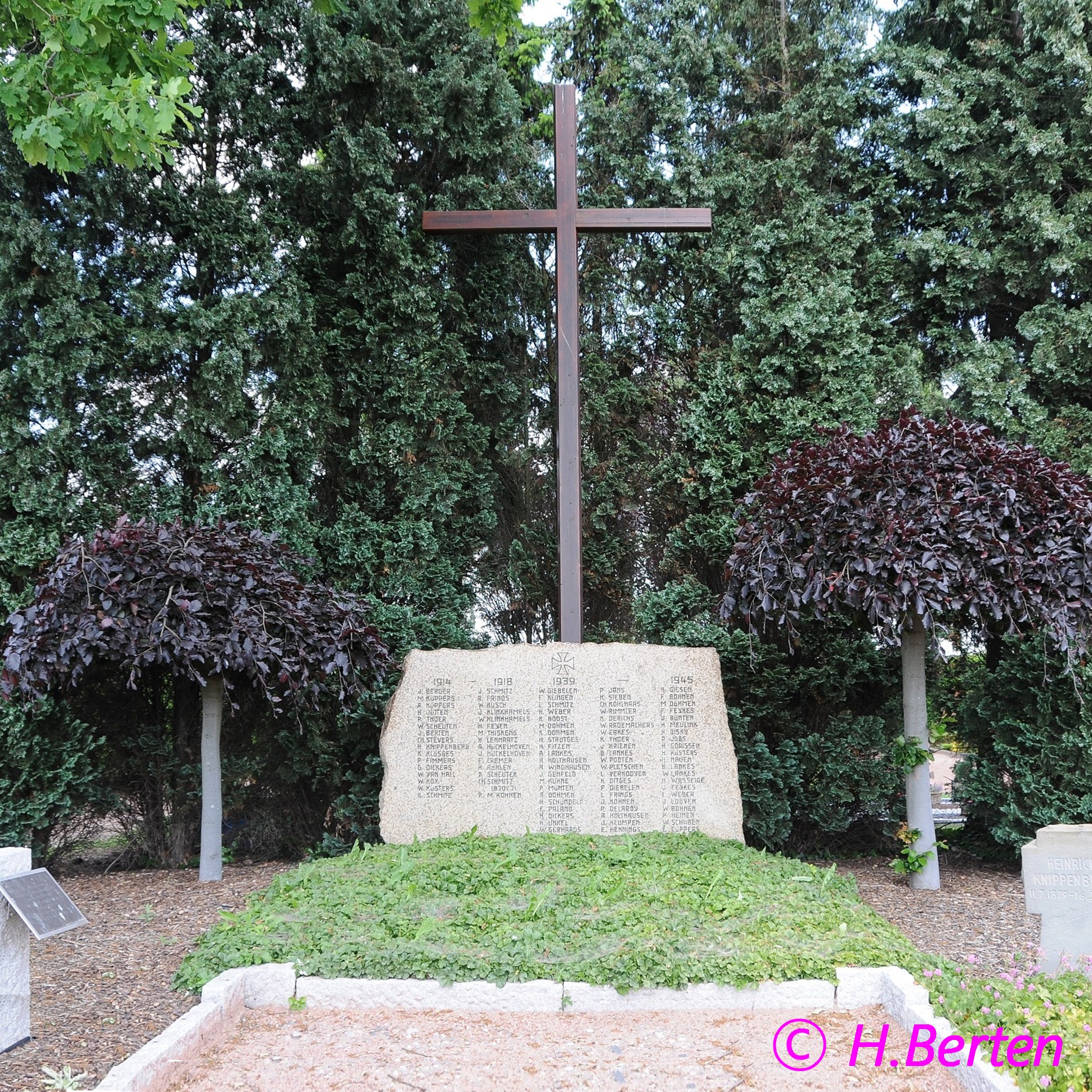 Kriegerdenkmal Friedhof Dilkrath 16x16
