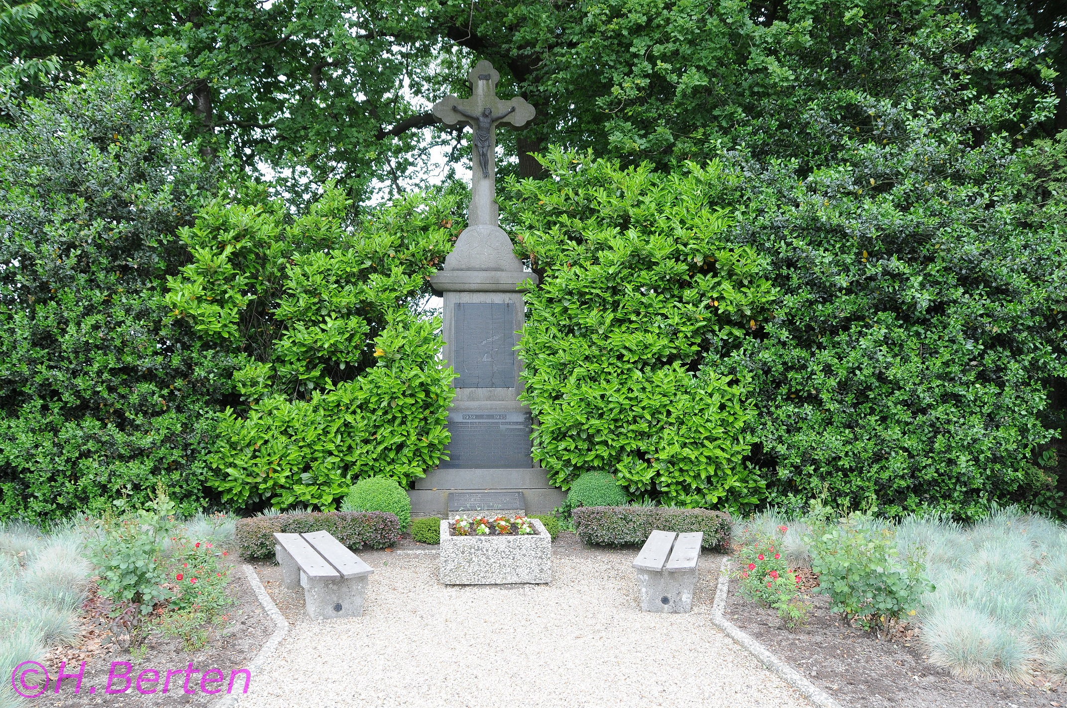 Kriegerdenkmal Renneperstrasse 02